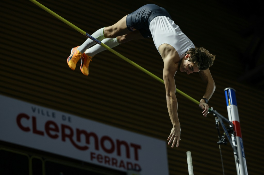 Le sauteur à la perche suédois Armand Duplantis franchit la barre à 6,22 mètres en établisant un nouveau record du monde lors du meeting All Star Perche à Clermont-Ferrand le 25 février 2023.