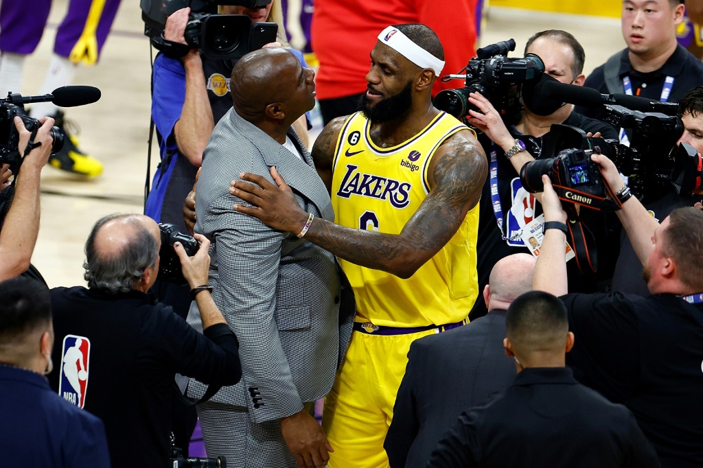 LeBron James dans les bras d'une autre légende des Los Angeles Lakers, Magic Johnson, après être devenu le meilleur marqueur de l'histoire de la NBA, le 7 février 2023 à Los Angeles
