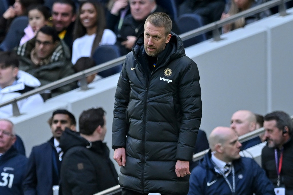 L'entraîneur de Chelsea Graham Potter assiste, impuissant, à la défaite de son club contre Tottenham (2-0) lors de la 25e journée de Premier League, dimanche 26 février 2023 à Londres