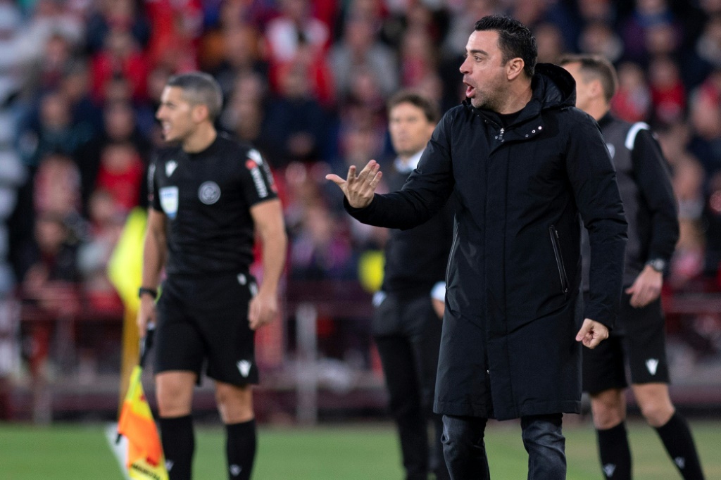 L'entraîneur du FC Barcelone Xavi (d) lors du match à Almeria, le 26 février 2023