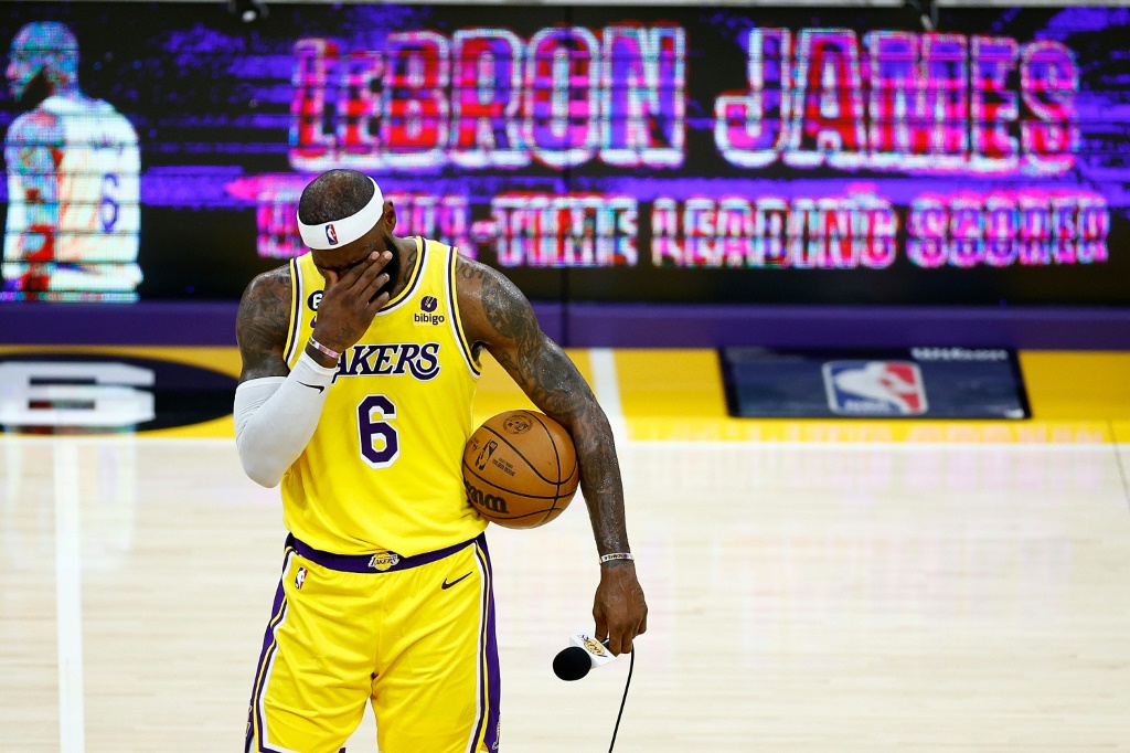 LeBron James ému au micro après avoir battu le record du meilleur marqueur de l'histoire de la NBA, sur le parquet de la Crypto.com Arena, le 7 février 2023 à Los Angeles