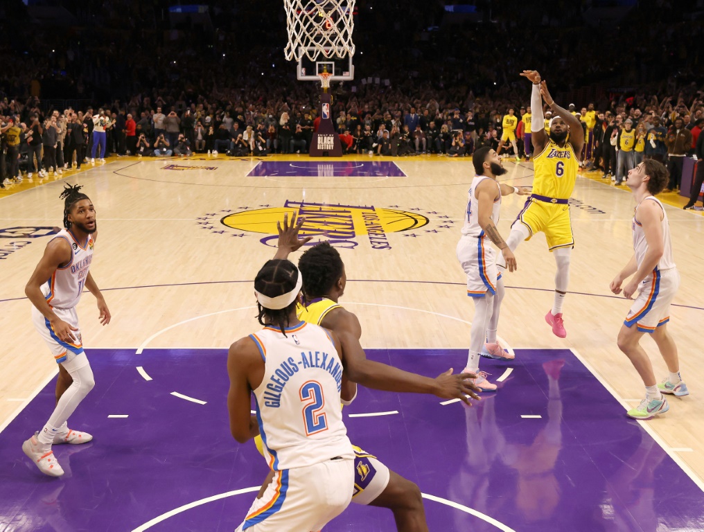 Le tir de LeBron James, un fadeaway, qui le fait entrer dans l'Histoire en devenant le meilleur marqueur de la NBA, lors du match entre les LA Lakers et le Thunder d'Oklahoma, le 7 février 2023 à Los Angeles