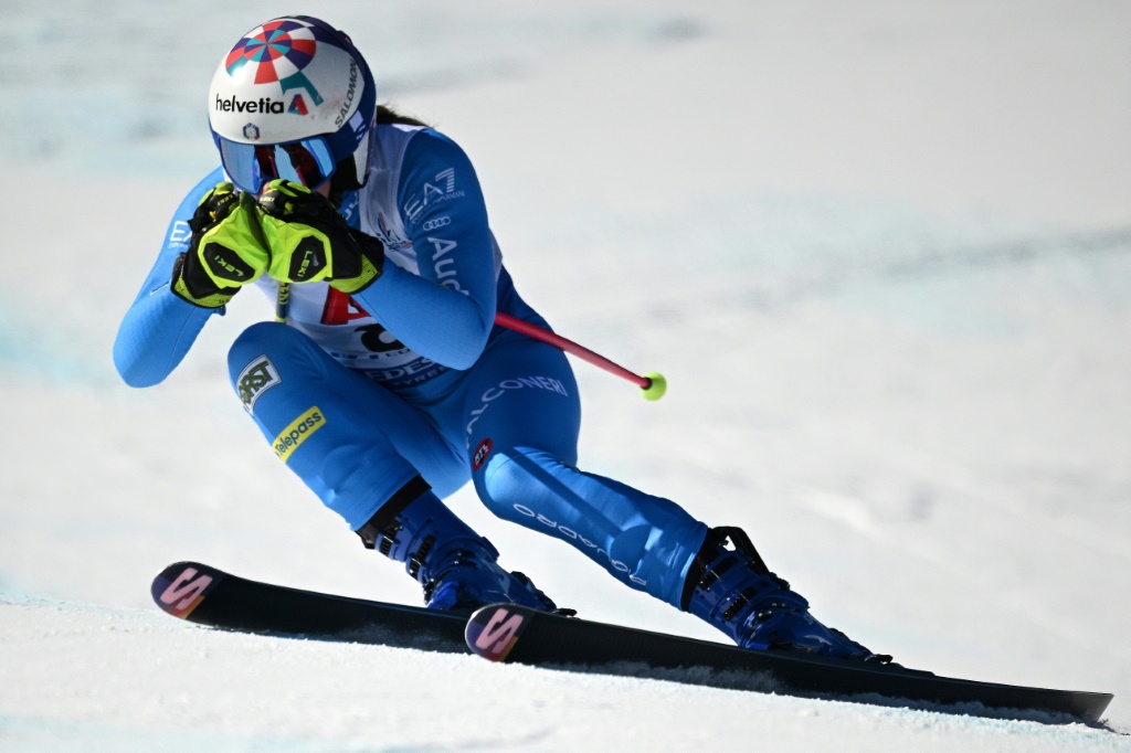 L'Italienne Marta Bassino en action avant de remporter le  Super-G féminin de la Coupe du monde de ski à Méribel en France le 8 février 2023