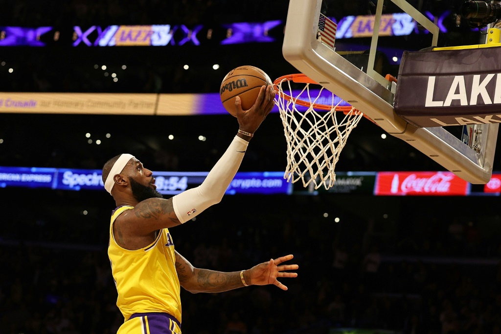 LeBron James dépose le ballon dans le panier lors du match du record entre ses Lakers et Oklahoma City, le 7 février 2023 à Los Angeles