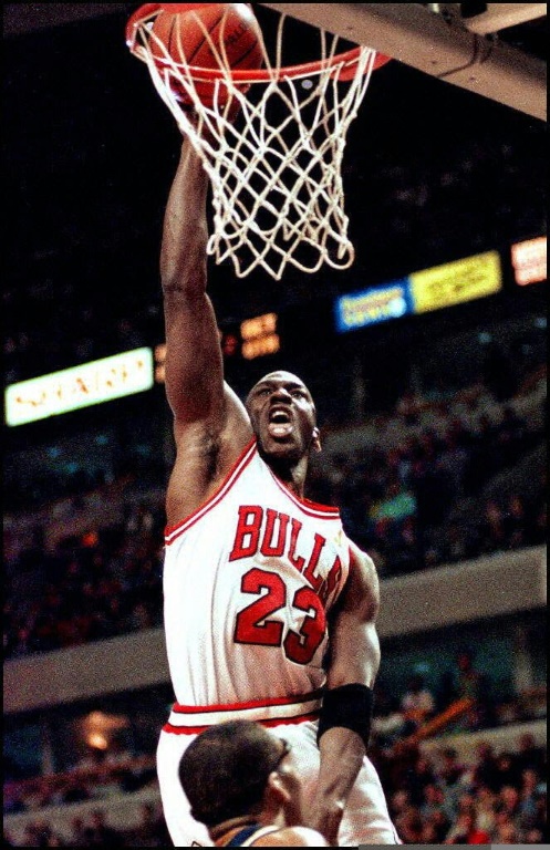La légende des Chicago Bulls Michael Jordan lors d'un match de NBA contre les Indiana Pacers, le 7 mars 1997 à Chicago