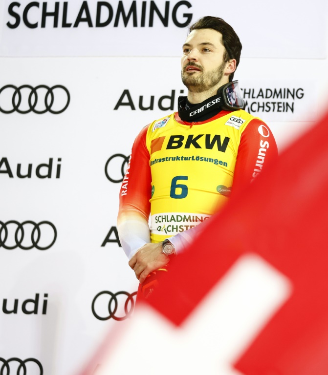 Le Suisse Loic Meillard sur le podium après avoir remporté le slalom géant de Coupe du monde de ski, à Schladming, en Autriche, le 25 janvier 2023