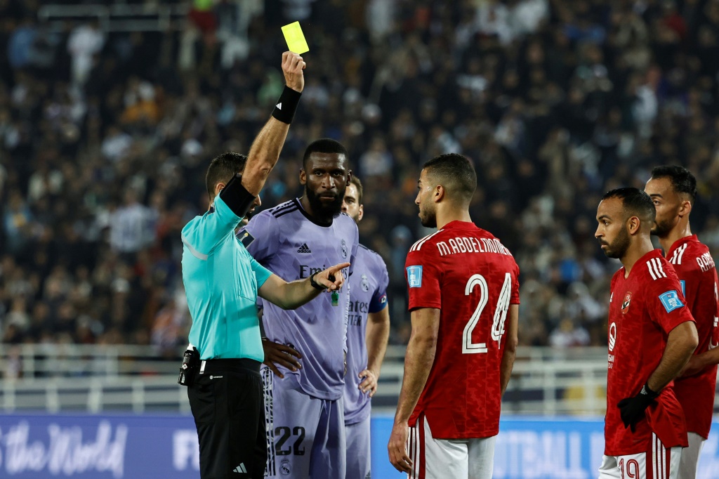 L'arbitre urugayen Andres Matonte adresse un carton jaune à un joueur d'Al-Ahly lors du match de la Coupe du monde des clubs contre le Real Madrid, le 8 février 2023 au stade Prince Moulay Abdellah de Rabat