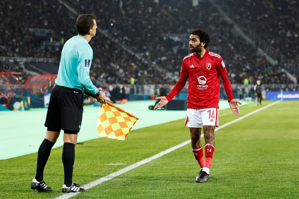 Echange entre un joueur d'Al-Ahly et l'arbitre de touche lors du match de la Coupe du monde des clubs contre le Real Madrid, le 8 février 2023 au stade Prince Moulay Abdellah de Rabat.