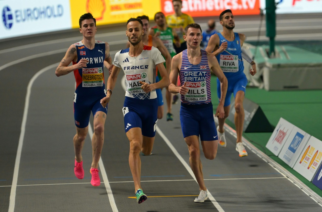 Le Français Azeddine Habz avec ses concurrents sur la piste du 1500 m des champilonnats d'Europe en salle à Istanbul