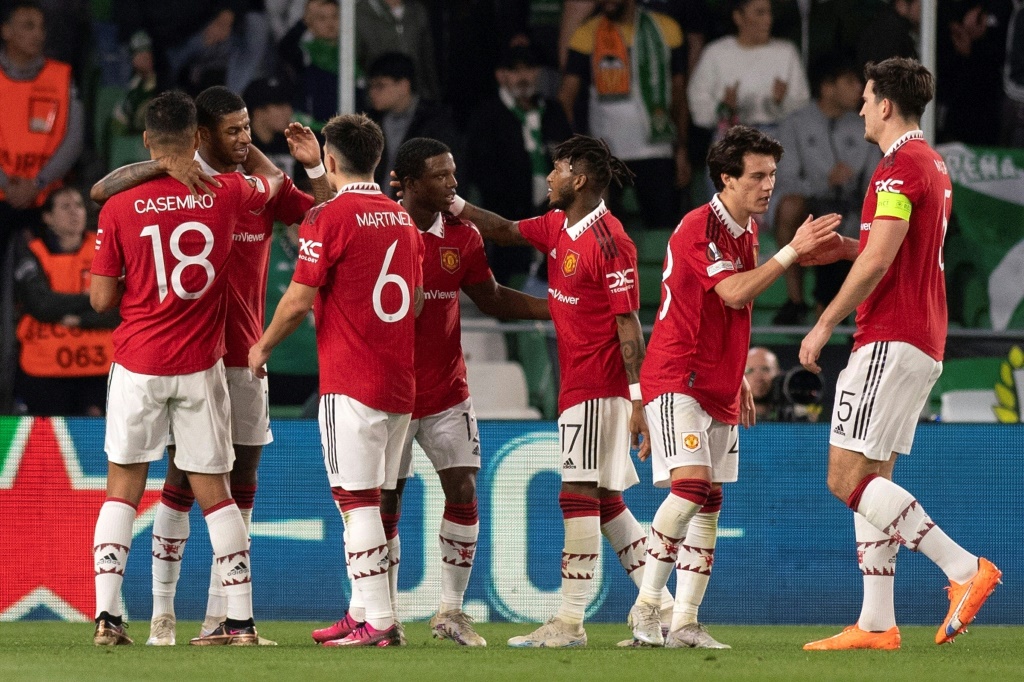 Marcus Rashford (2e à gauche) est félicité par ses coéquipiers après avoir inscrit l'unique but de la victoire de Manchester United à Séville