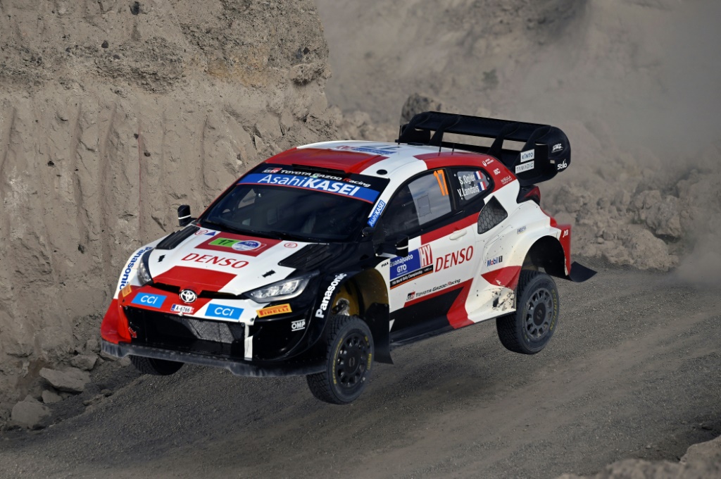 La Toyota pilotée par le Français Sébastien Ogier pendant la dernière journée du rallye du Mexique le 19 mars 2023 aux environs de Leon dans l'Etat de Guanajuato