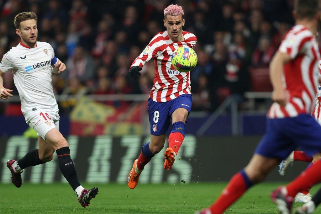 Le milieu français de l'Atlético Madrid Antoine Griezmann (c) contre Séville