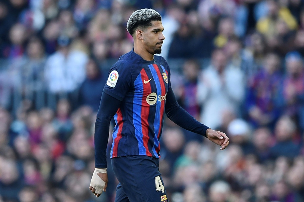 Le défenseur uruguayen de Barcelone Ronald Araujo exclu contre Valence au Camp Nou