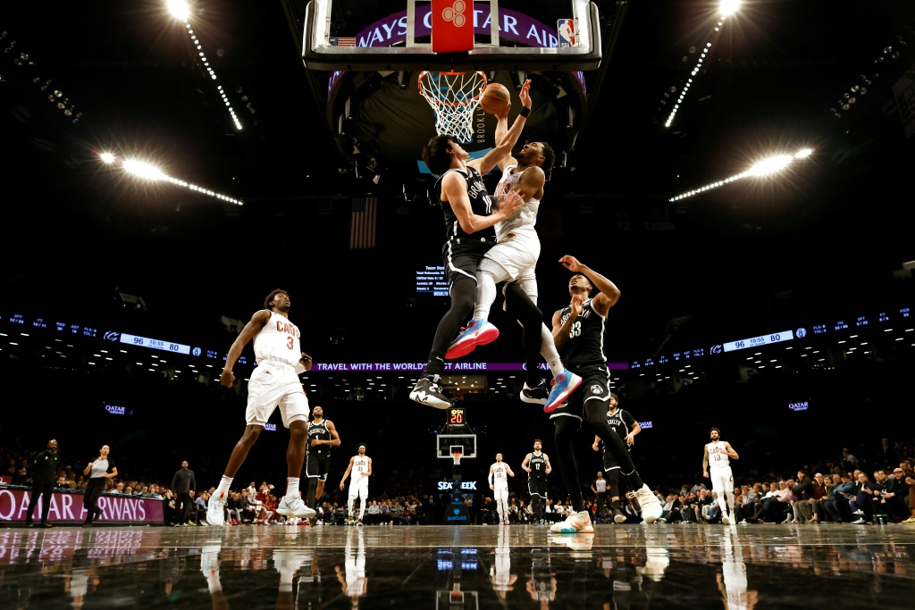 Donovan Mitchell des Cleveland Cavaliers smatche sur Yuta Watanabe des Brooklyn Nets lors du match de saison régulière de NBA entre les deux équipes le 21 mars 2023 à New York