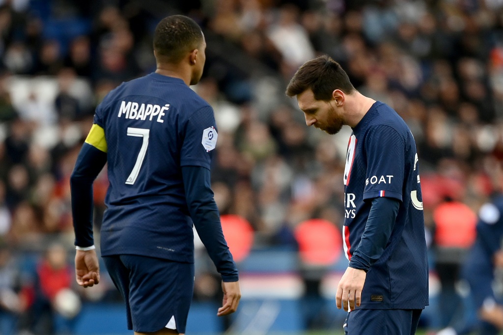 Les Parisiens Kylian Mbappé (g) et Lionel Messi contre Rennes