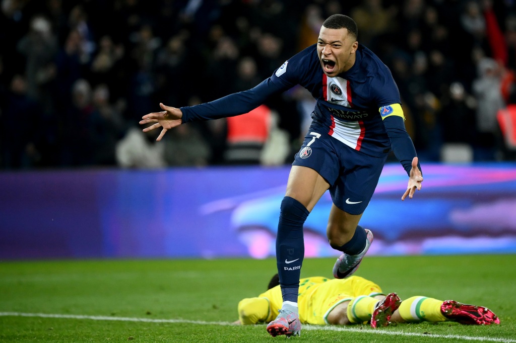L'attaquant du Paris SG Kylian Mbappe explose de joie après avoir inscrit son 201e but avec le club parisien