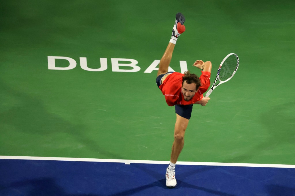 Le Russe Daniil Medvedev au service lors de la finale du tournoi de Dubaï contre son compatriote Andrey Rublev