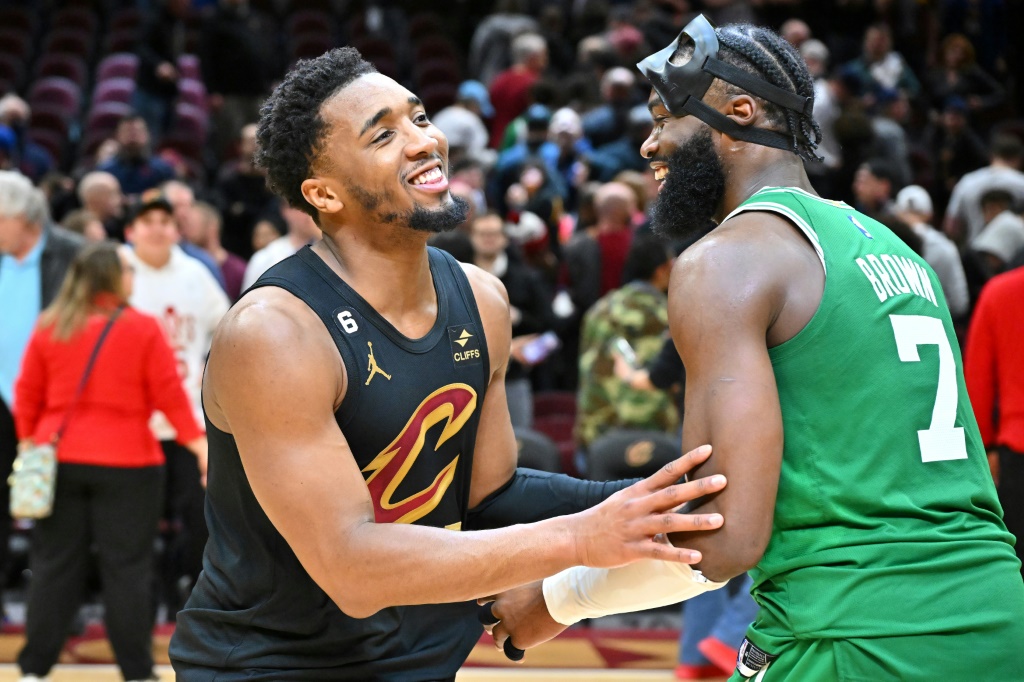 Donovan Mitchell des Cleveland Cavaliers (g) avec Jaylen Brown des Boston Celtics après le match de saison régulière de NBA entre les deux équipes à Cleveland le 6 mars 2023