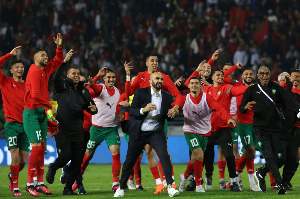 La joie des joueurs marocainset leur entraîneur Walid Regragui à l'issue de leur victoire de prestige sur le Brésil à Tanger