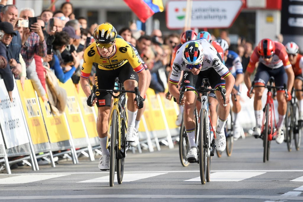 Le Slovène Primoz Roglic (à gauche) s'est imposé au sprint devant le champion du monde belge Remco Evenepoel au terme de la première étape du Tour de Catalogne le 20 mars 2023