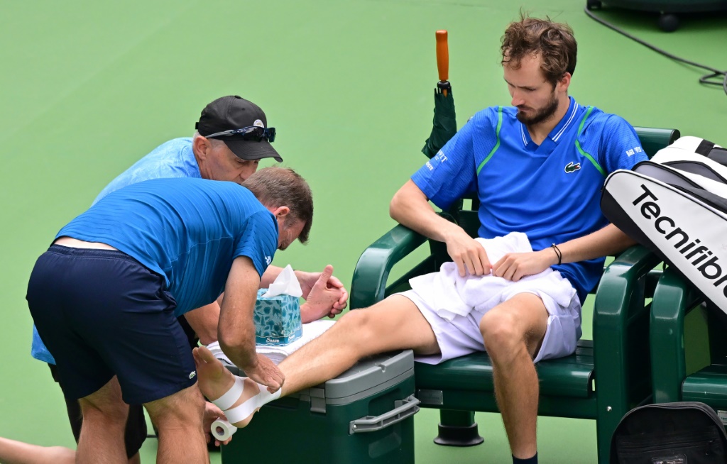 Le Russe Daniil Medvedev se fait soigner la cheville pendant son match contre l'Allemand Alexander Zverev