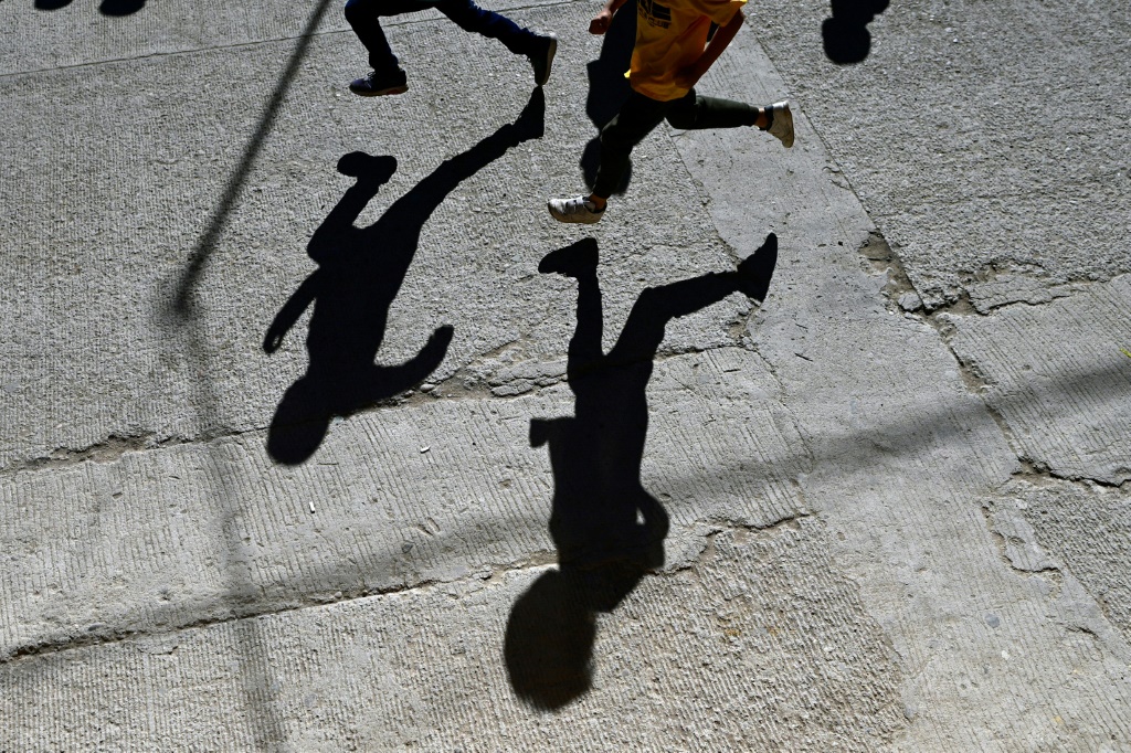 Des enfants courent en prélude à l'Ultra-marathon Caballo blanco samedi 4 mars 2023 à Urique dans la Sierra Tarahumara