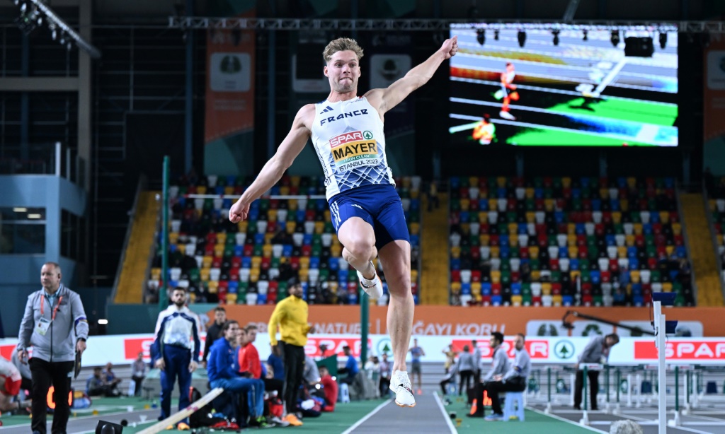 Le Français Kévin Mayer au saut en longueur lors de l'heptathlon de l'Euro en salle