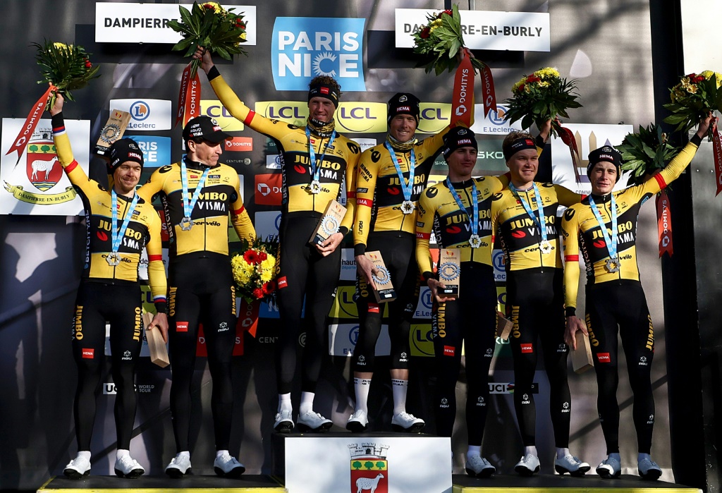 La puissante équipe de Jumbo Visma autour de son leader Jonas Vingegaard (à droite) sur le podium de la 3e étape de Paris-Nice