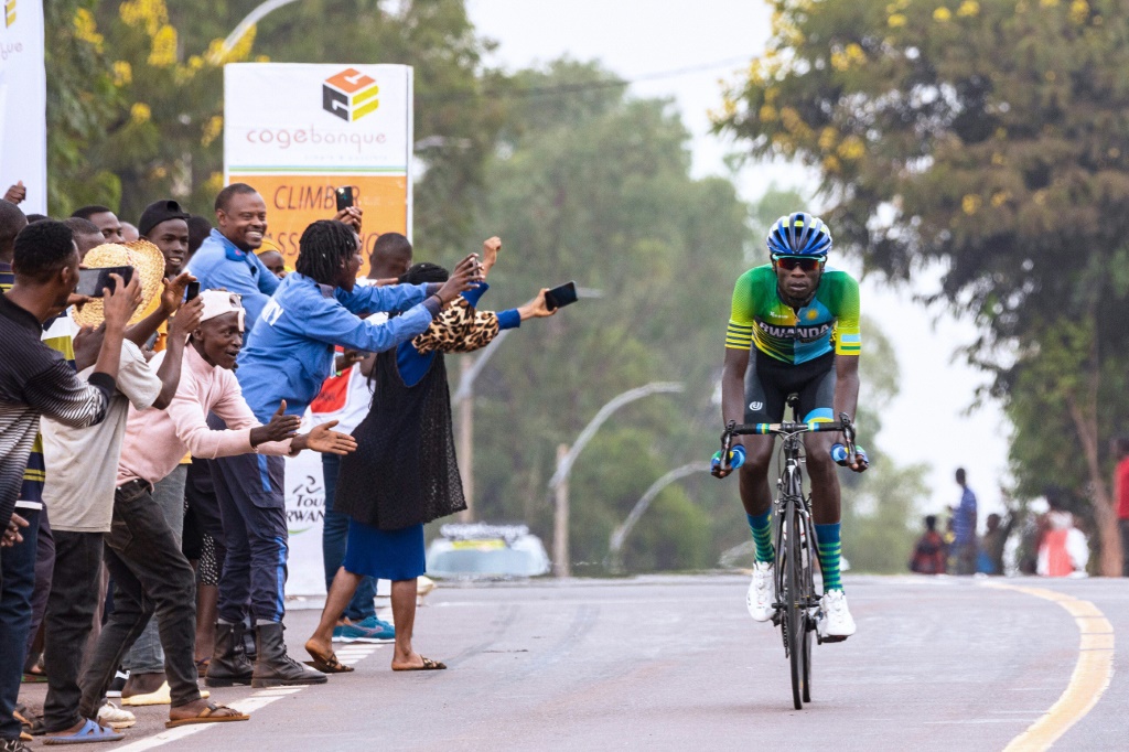 Le cycliste rwandais Jean Bosco Nsengimana lors d'une échappée pendant la 3e étape du Tour du Rwanda