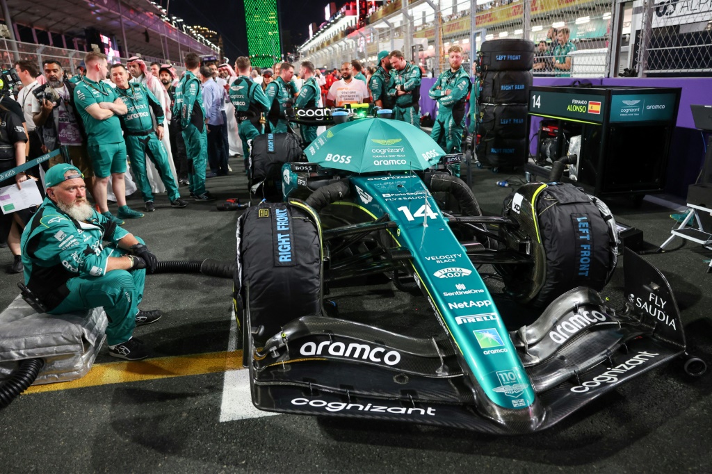 L'Aston Martin de Fernando Alonso aux stands avant le Grand Prix d'Arabie saoudite de Formule 1 le 19 mars 2023. Le pilote espagnol a été privé de sa troisième place puis l'a récupérée quelques heures après la course