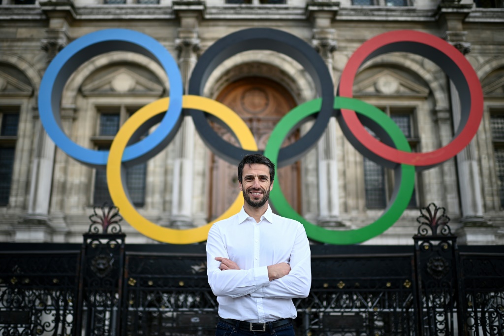 Le patron du comité d'organisation des JO-2024 de Paris Tony Estanguet devant les anneaux olympiques sur la place de l'Hôtel de ville le 13 mars 2023 à Paris