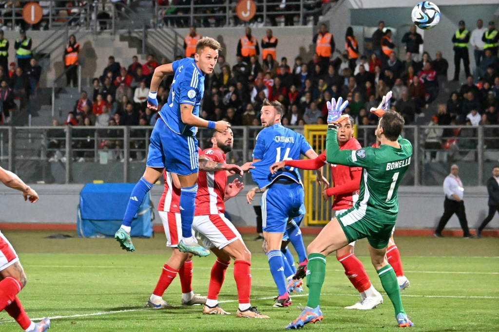 L'attaquant italien Mateo Retegui marque de la tête le premier but de son équipe contre Malte