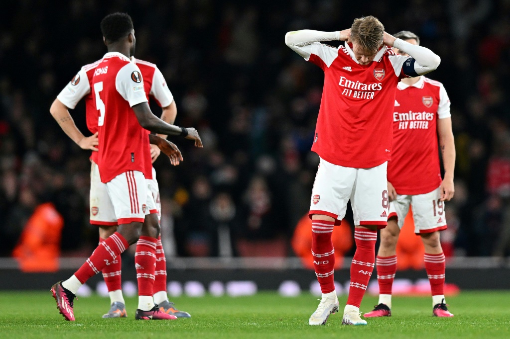 Les joueurs d'Arsenal abattus après leur élimination par le Sporting Portugal de Ligue Europa