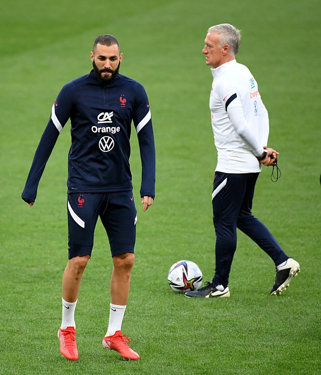 L'attaquant français Karim Benzema (à gauche) lors d'un entraînement des Bleus supervisé par le sélectionneur Didier Deschamps (à droite)