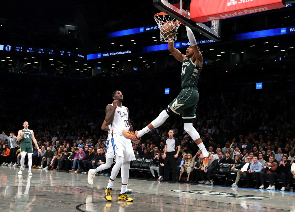 Le dunk de Giannis Antetokounmpo (Milwaukee Bucks) lors de la rencontre contre les Nets de Brooklyn mercredi à Brooklyn