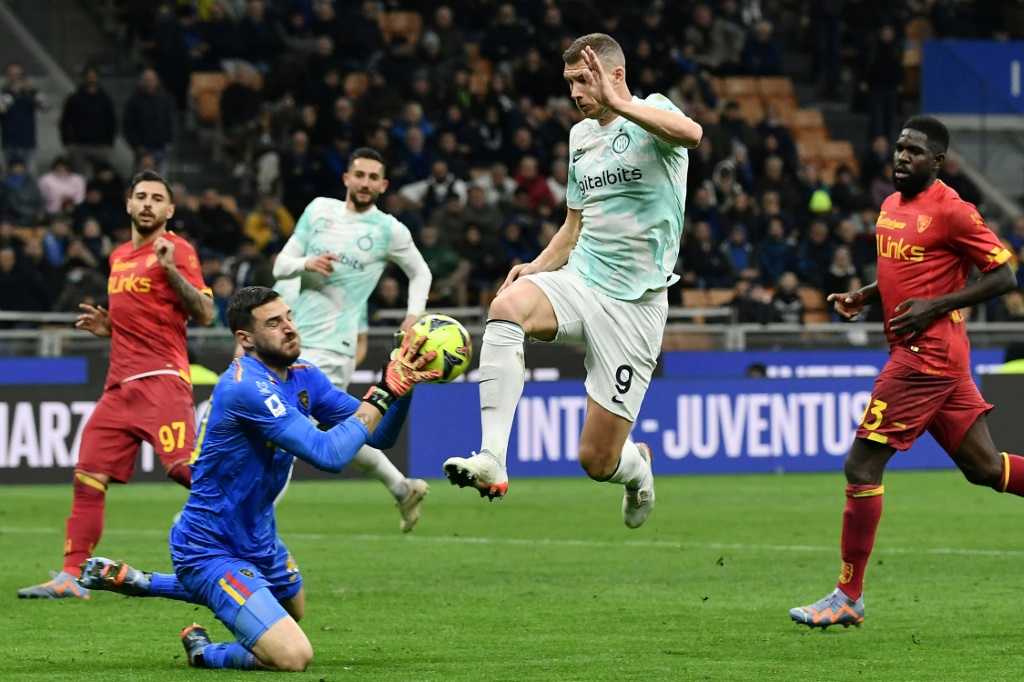 L'attaquant de l'Inter Edin Dzeko (c) devant le gardien de Lecce Wladimiro Falcone
