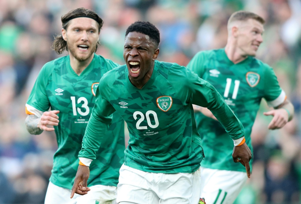 Chiedozie Ogbene explose de joie après avoir égalisé pour l'Irlande contre la Belgique