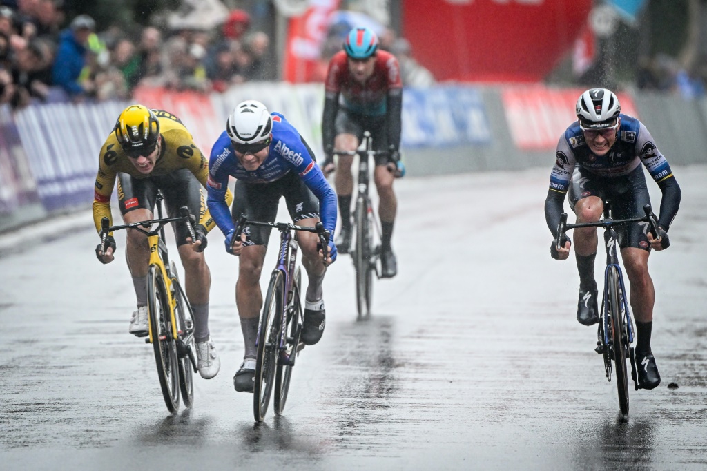 Le Belge Jasper Philipsen (au centre) sprinte vers la victoire à l'arrivée de Bruges-La Panne le 22 mars 2023 à La Panne