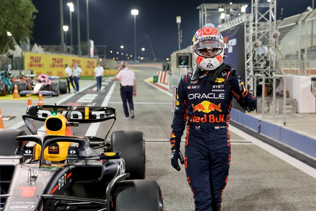 Le pilote néerlandais de Red Bull Max Verstappen se réjouit de sa pole position obtenu à Bahreïn sur le circuit international de Sakhir le 4 mars 2023