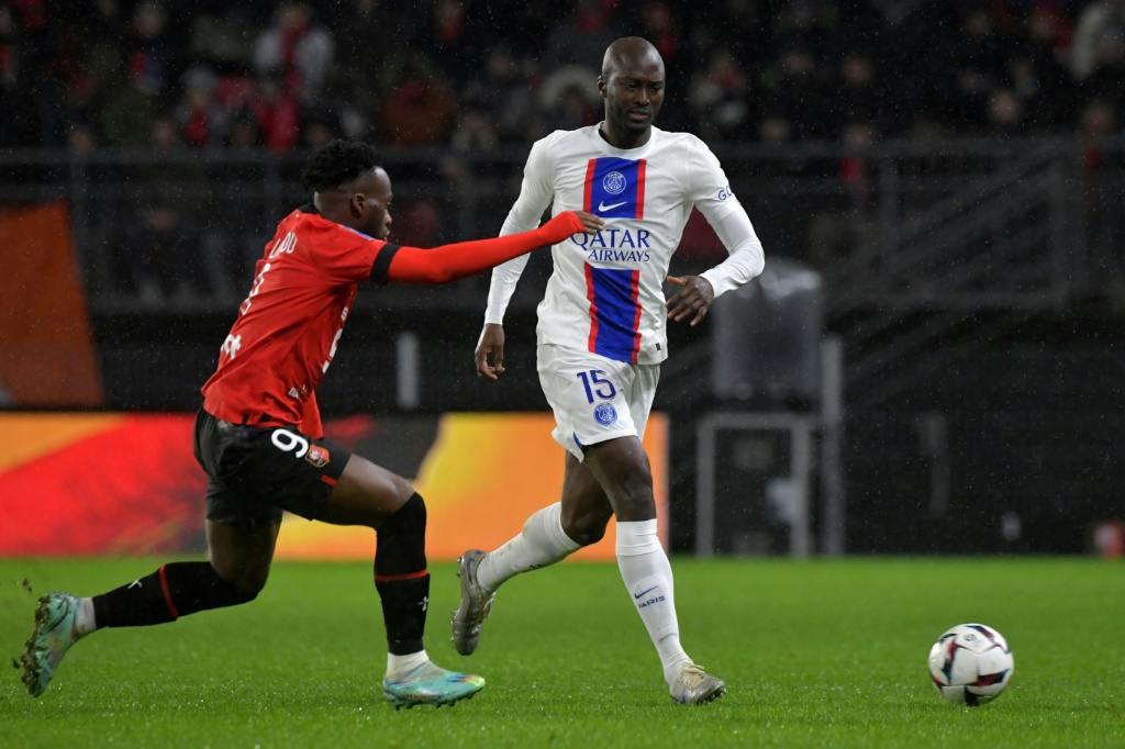 Danilo Pereira du PSG protège son ballon devant Arnaud Kalimuendo de Rennes en Ligue 1 au Roazhon Park le 15 janvier 2023 à Rennes