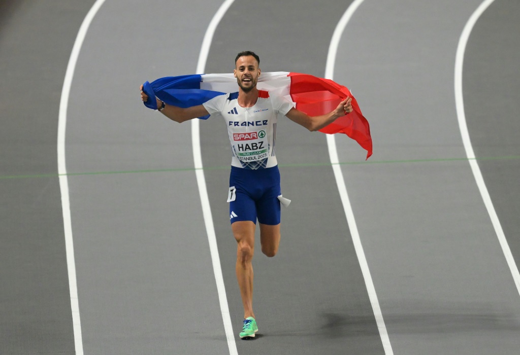 Le demi-fondeur français Azeddine Habz s'offre un tour d'honneur après sa médaille de bronze sur 1500 m au Championnats d'Europe à Istanbul, le 3 mars 2023