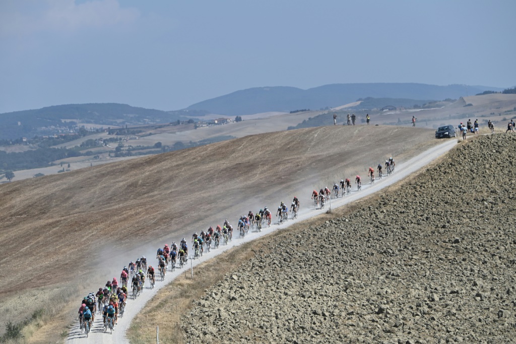 Le peloton de la poussière lors de l'édition 2021 des Strade Bianche, près de Sienne