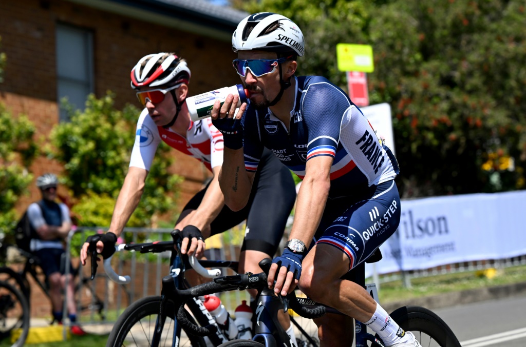 Le Français Julian Alaphilippe (d) lors des Mondiaux de cyclisme, le 25 septembre 2022 à Wollongong en Australie