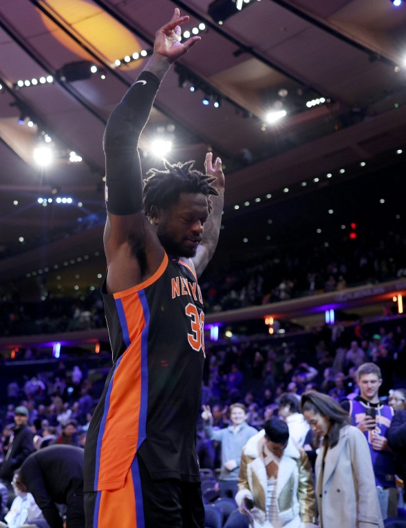 Julius Randle salue la foule lors d'un match de NBA des NY Knicks contre les Brooklyn Nets, le 1er mars 2023 à New York