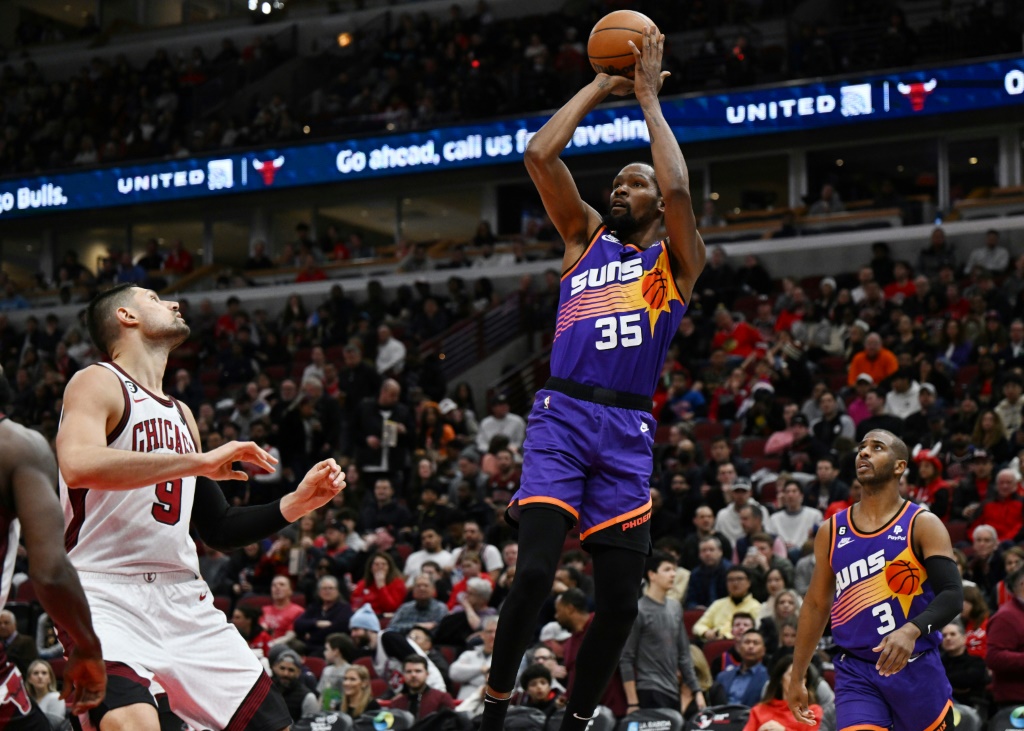 Kevin Durant (#35), sous le maillot des Phoenix Suns, lors d'un match de NBA contre les Chicago Bulls, le 3 mars 2023 à Chicago