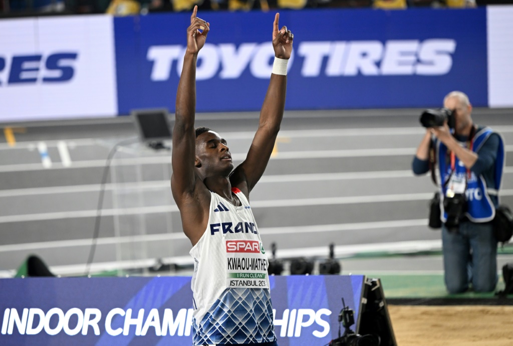 Le hurdleur français Just Kwaou-Mathey célèbre sa médaille de bronze aux Championnats d'Europe en salle, le 5 mars 2023 à Istanbul