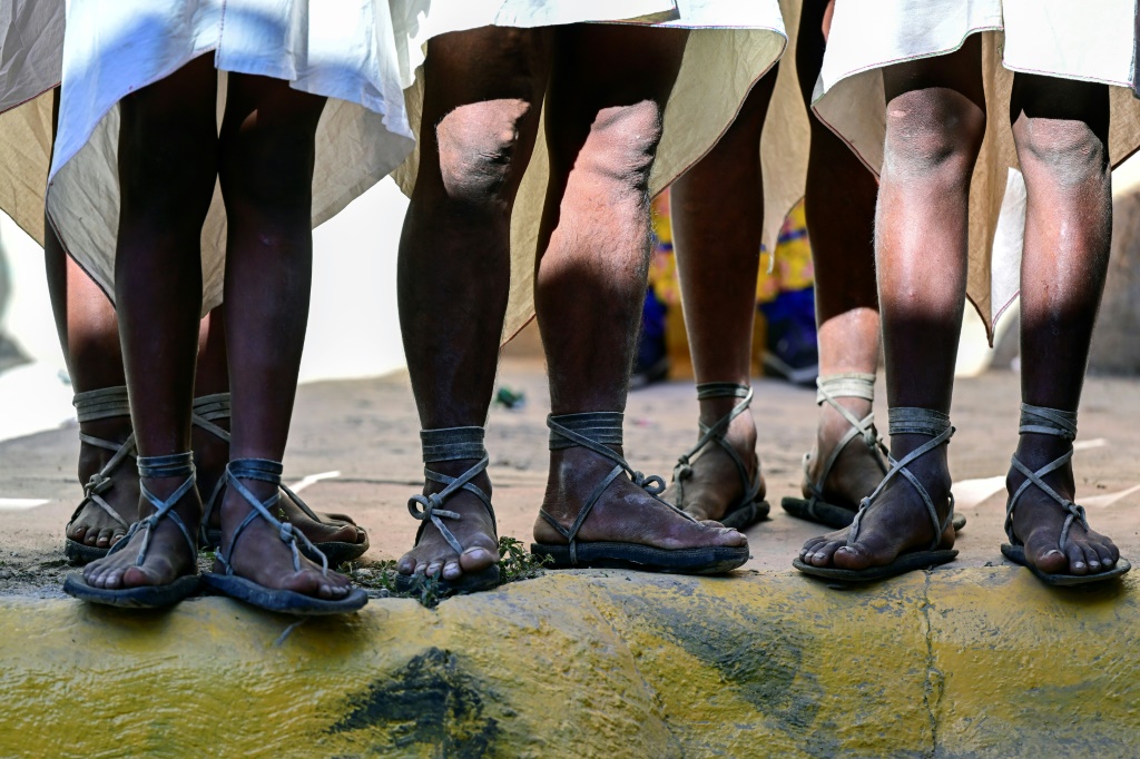Des membres de la communauté raramuri à Urique dans la Sierra Tarahumara le samedi 4 mars 2023. Les raramuris courent des ultra-marathons de 80 km avec des sandales applées huaraches.