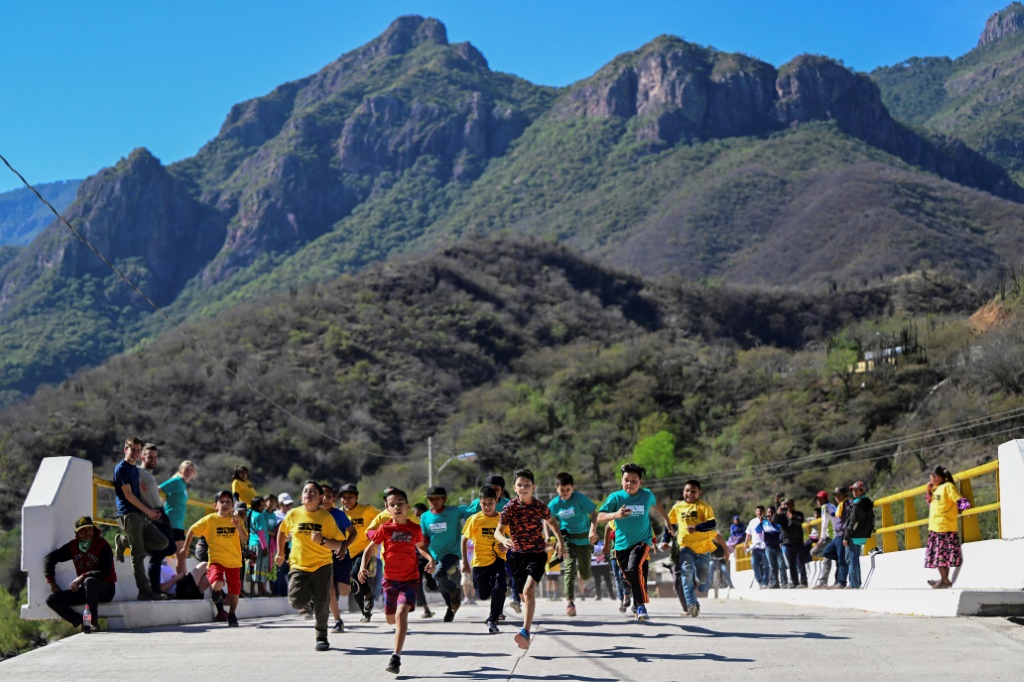 Des enfants participent à une épreuve de course à pied à Urique au pied de la Sierra Tarahumara dans le nord du Mexique le samedi 4 mars 2023, à la veille du mythique Ultra marathon caballo blanco.