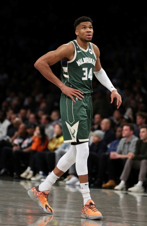 Giannis Antetokounmpo, la vedette des Milwaukee Bucks, lors d'un match de NBA contre les Brooklyn Nets, le 28 février 2023 à New York
