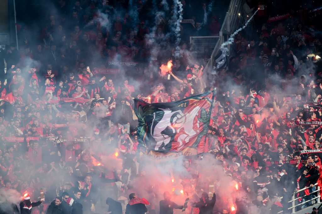 Les supporteurs du Stade rennais encouragent leur équipe avec des fumigènes lors du match de Ligue 1 face au FC Nantes au stade de la Beaujoire à Nantes le 26 février